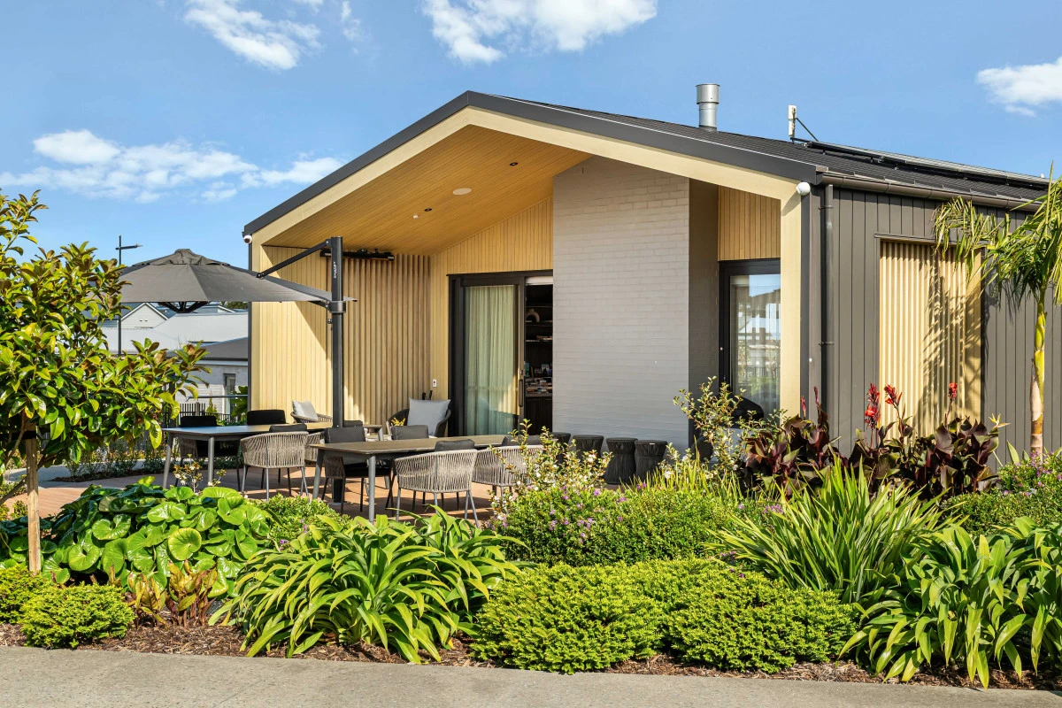 red-beach-vivid-living-12787