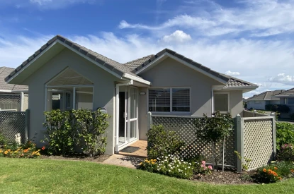 bayswater-village-metlifecare-beautiful-villa-surrounded-by-garden-43107