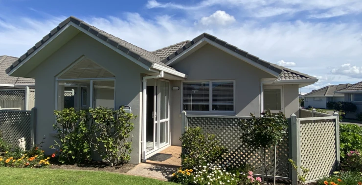 bayswater-village-metlifecare-beautiful-villa-surrounded-by-garden-43107