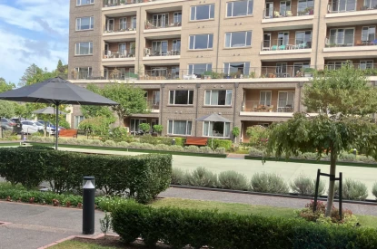 bert-sutcliffe-retirement-village-bowling-green-action-47395