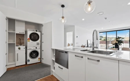 edgewater-village-metlifecare-apartment-bathed-in-afternoon-sun-45967