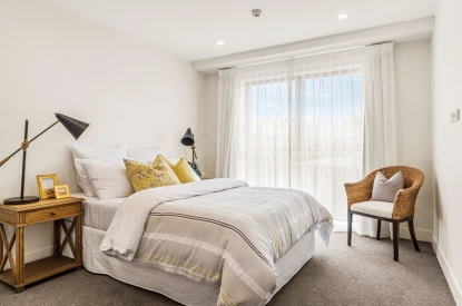 edgewater-village-metlifecare-apartment-bathed-in-afternoon-sun-45972