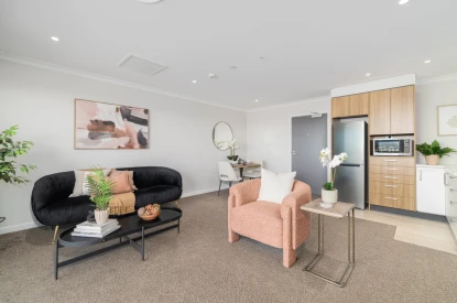 kevin-hickman-retirement-village-afternoon-sun-delight-43453