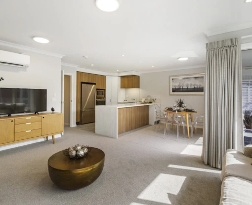 linda-jones-retirement-village-sunny-warm-43587