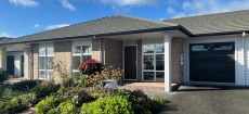 Bright 2-bed villa with 2 living spaces
